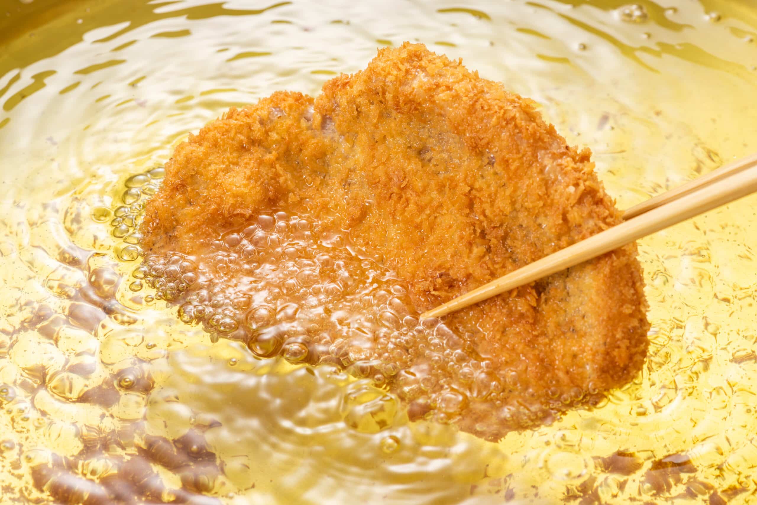 トンカツを揚げる